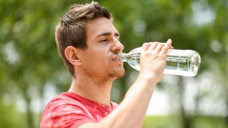 Wie viel Wasser sollte man trinken – und wie schafft man das am besten?